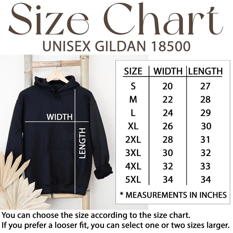 Puede incluir: Una sudadera con capucha unisex negra Gildan 18500 en un estante de madera, con una tabla de tallas que muestra las medidas en pulgadas. La tabla enumera las tallas S a 5XL, con las medidas correspondientes de ancho y largo. El texto dice: "Puedes elegir la talla seg&uacute;n la tabla de tallas."