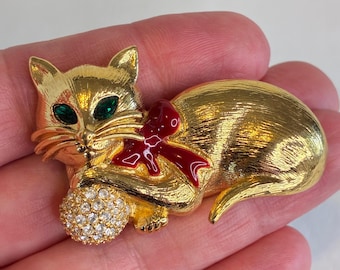 Napier Vintage Gold Tone Cat Brooch Green Eyes Red Bow Rhinestone Yarn Ball