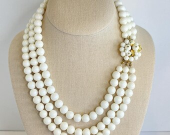 Collana vintage giapponese di perline bianche a 3 fili con chiusura a grappolo in lucite, stile metà secolo.