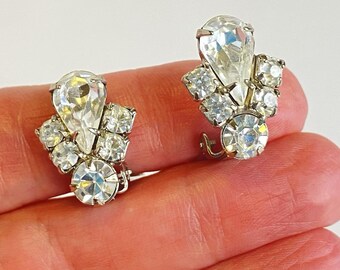 Orecchini Weiss Vintage con strass trasparenti, taglio a pera, rotondi, vistosi, a clip.
