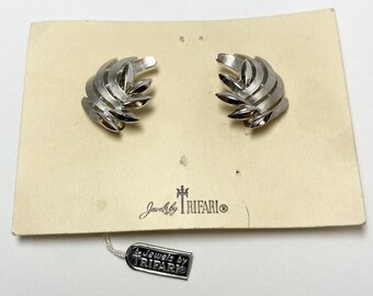 Gioielli vintage di Trifari, clip a spirale con foglie color argento, con cartellino originale.