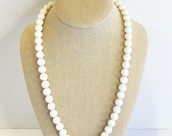 Collana classica Monet Vintage con perle sfaccettate bianche, 61 cm, in lucite.