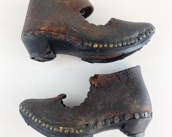 Antiche scarpe vittoriane fatte a mano per bambini, zoccoli in pelle, legno e metallo, XIX secolo
