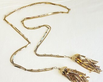 Collar tipo lariat vintage en tono dorado con doble hebra de eslabones metálicos y borlas de 34 pulgadas.