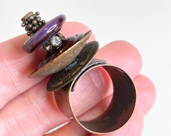 Anello vintage artigianale in vetro e rame, snodato, tonalità viola, taglia 9