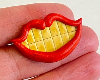 Spilla a forma di labbra rosse dipinte a mano, firmata, stile retrò pop art kitsch stravagante