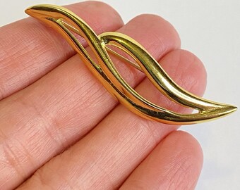 Spilla vintage Monet color oro, stile modernista scultoreo astratto a onda, firmata.