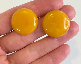 Orecchini vintage a clip in lucite color giallo tuorlo d'uovo con bottone marmorizzato stile Mod Pop Art