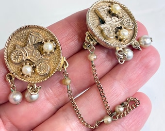 Fermagli per maglioni vintage color oro con decorazione a forma di carrozza trainata da cavalli e perle finte, protezione per catena da 6 pollici