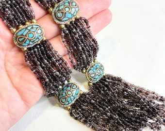 Collana vintage turchese a più fili con intarsio a mosaico di perline e tonalità ottone viola.