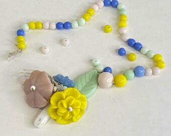 Lotto di perline di vetro antiche a forma di fiore, stile vintage, primavera, restauro, colore giallo, blu, rosa e foglia.