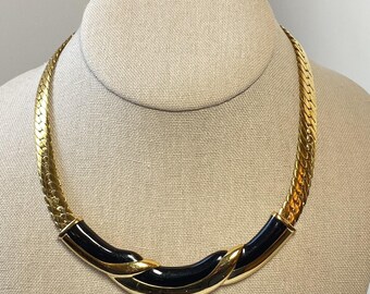 Collana girocollo vintage anni '80 Napier in smalto nero e catena a spina di pesce color oro.