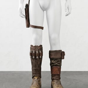 K&ouml;nnte beinhalten: Braunes Lederkost&uuml;m-Set mit G&uuml;rtel und Taschen, einer Halterung mit Riemen und kniehohen Stiefeln. Die Stiefel haben zus&auml;tzliche Taschen und Details. Das Kost&uuml;m wird auf einer Schaufensterpuppe pr&auml;sentiert.