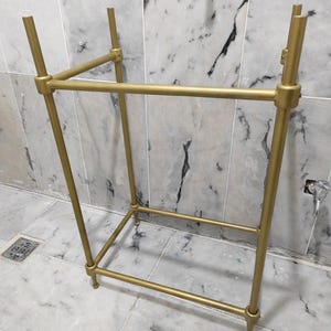 Op maat gemaakte, goudkleurige ijzeren wastafelonderzetter met marmeren blad, luxe wastafelmeubelpoten (op maat gemaakt)