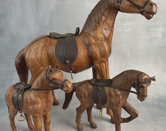 Lote de 3 estatuillas decorativas de caballos de cuero vintage: un caballo grande y dos figuritas pequeñas, decoración ecuestre artesanal del siglo XX para coleccionistas.