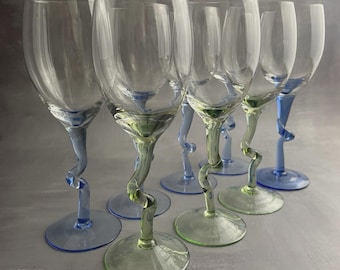 8 copas de vino o agua con tallo, de vidrio soplado con tallos retorcidos, en color azul o verde, ~20 cm.