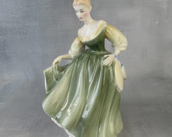 Figura Fair Lady de Royal Doulton HN2193, 1962, elegante mujer con vestido verde, porcelana inglesa, colección vintage.
