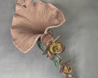 Jarrón/corneta de pared de mayólica estilo mabotine vintage con decoración floral antigua.
