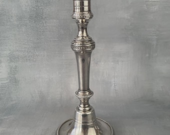 Candelabro/base de lámpara de bronce plateado, orfebrería Chrysalia Paris, elegante estilo clásico.