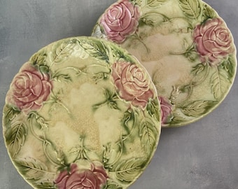 Par de platos de mayólica Onnaing con flores rosas. Platos decorativos antiguos con relieve de mayólica, de aproximadamente 21 cm.