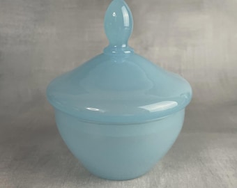 Elegante tarro/frasco de cristal opalino azul, ideal como joyero, azucarero u otro elemento decorativo para el baño o la mesa. Altura: ~11,5 cm.
