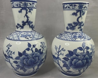 ARTE ASIÁTICO Par de jarrones de porcelana blanca con decoración pintada a mano de un pájaro azul asiático y flores. Altura aproximada: 22 cm.