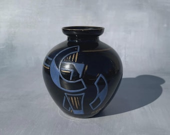 Jarrón pequeño de opalina o hialita negra, firmado D'Argyl, estilo Art Déco; jarrón antiguo de cristal negro con decoración dorada y azul, colección de cristalería antigua.