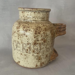 Vintage aardewerken kersenpot met lepelhouder, gesigneerd JP Jean Pierre Prudhomme, Frans vakmanschap.