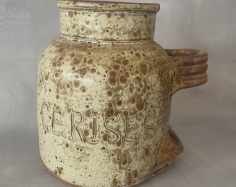 Jarra de cerámica vintage color cereza con soporte para cuchara, firmada por JP Jean Pierre Prudhomme, artesanía francesa.