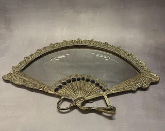Espejo de mesa de latón con forma de abanico y cristal grabado, diseño refinado, decoración vintage retro chic.
