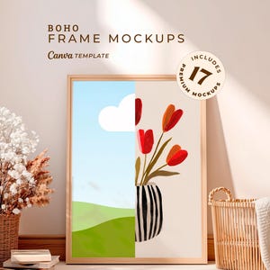 Op de afbeelding: Een ingelijste kunstdruk met een gesplitst ontwerp: een landschap met een groene heuvel en blauwe lucht met een wolk, en een vaas met rode tulpen. Het frame is van licht hout. De tekst "BOHO FRAME MOCKUPS" en "Canva TEMPLATE" staat bovenaan.