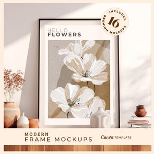 Puede incluir: Una impresión artística floral enmarcada con las palabras "Hello Flowers" en un estilo moderno. La obra de arte presenta grandes flores blancas con acentos beige. La imagen incluye un jarrón, pequeños objetos decorativos y el texto "Includes 16 Premium Mockups".