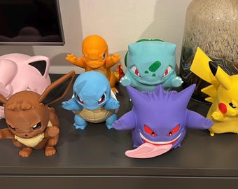 Pokémon-sculptuur met Pikachu, Charmander, Gengar, Eevee, Squirtle, Bulbasaur en Jigglypuff – een schattige en iconische decoratie.