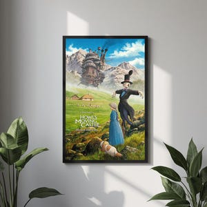 Puede incluir: P&oacute;ster enmarcado con ilustraciones de El castillo ambulante. La imagen representa un paisaje fant&aacute;stico con un castillo en movimiento, personajes y el t&iacute;tulo de la pel&iacute;cula. La paleta de colores incluye azules, verdes y marrones, creando una escena vibrante y detallada.