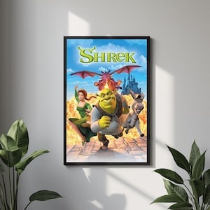 Puede incluir: Póster enmarcado de la película de animación "Shrek". El póster muestra a Shrek, Asno, Fiona y un dragón sobre un fondo de castillo y cielo azul. El título "Shrek" se muestra en verde.