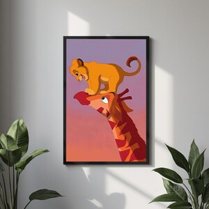 Può includere: Una stampa artistica da parete verticale incorniciata raffigurante un cucciolo di leone dei cartoni animati in piedi sulla testa di una giraffa. Il leone è arancione con una coda arricciata e la giraffa ha macchie rosse e arancioni su sfondo.