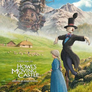 Puede incluir: P&oacute;ster de la pel&iacute;cula "El castillo ambulante" con un castillo steampunk en movimiento sobre un paisaje verde. Un espantap&aacute;jaros y una chica con un vestido azul est&aacute;n en primer plano. El t&iacute;tulo de la pel&iacute;cula es visible.