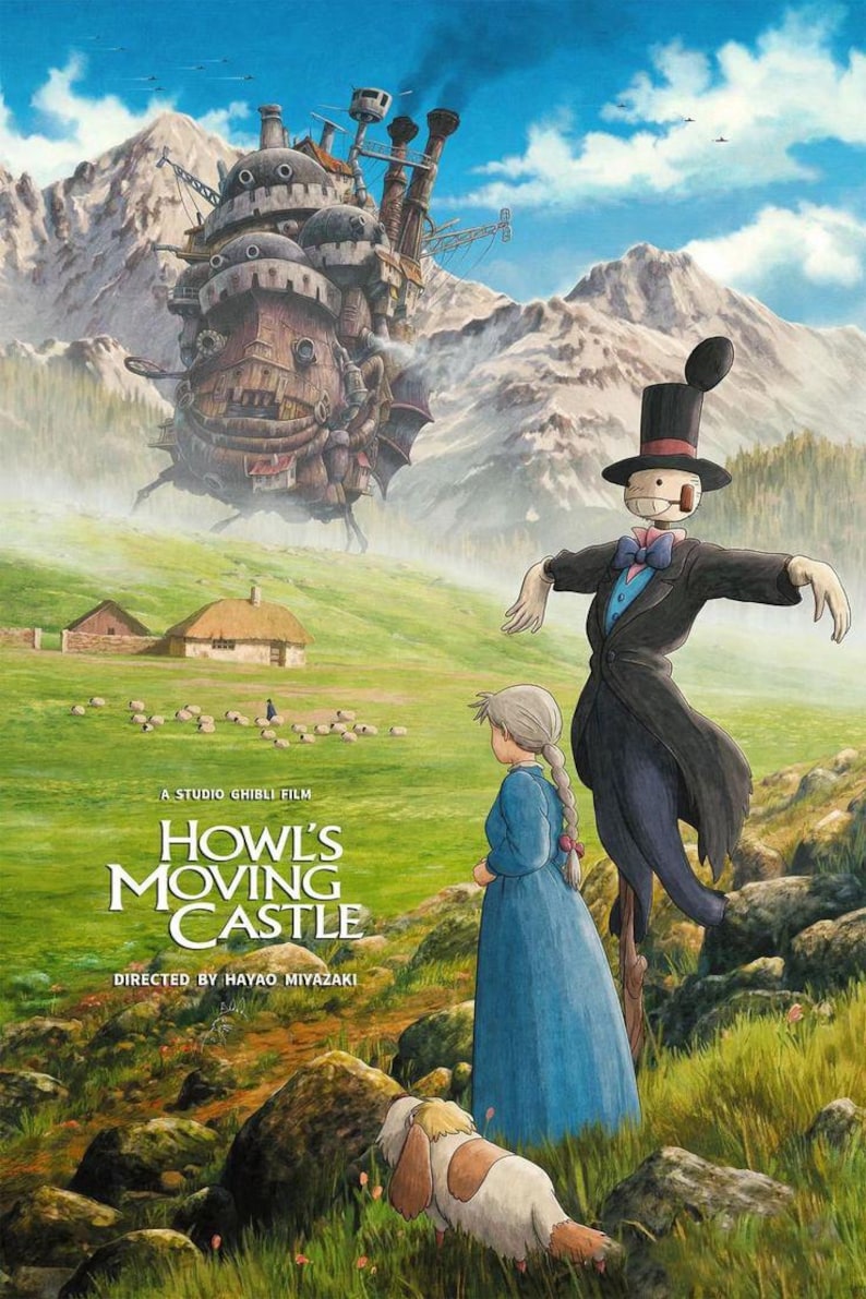 Puede incluir: P&oacute;ster de la pel&iacute;cula "El castillo ambulante" con un castillo steampunk en movimiento sobre un paisaje verde. Un espantap&aacute;jaros y una chica con un vestido azul est&aacute;n en primer plano. El t&iacute;tulo de la pel&iacute;cula es visible.