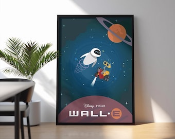 Puede incluir: Un póster enmarcado con personajes de la película de Disney Pixar Wall-E. La obra de arte representa a los robots Wall-E y Eva en el espacio, con un planeta y estrellas en el fondo. El título de la película se muestra en letras grandes en la parte inferior.