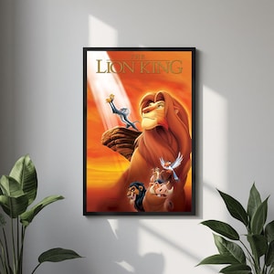 Może przedstawiać: Oprawiony plakat z tytułem "The Lion King" złotymi literami. Grafika przedstawia Simbę, Rafikiego, Zazu, Timona, Pumbę i Skazę na ciepłym, pomarańczowo-żółtym tle. Plakat jest w czarnej ramie.