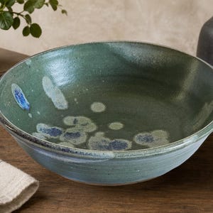 Bol de cerámica Annie 12 Studio Pottery firmado, 9” hecho a mano en gres verde, esmalte azul y crema, bol de cerámica artesanal para servir, decoración rústica