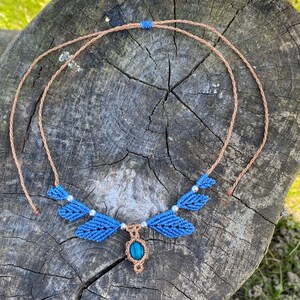 Micro macramé bladketting in diepblauw - Botanisch sieraad met harde steen - Handgemaakt cadeau voor vrouwen - LINFA collectie, model Root