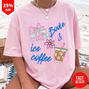 Iskaffe och böcker-tröja, söt kaffeälskare-present, sommarvibbar-t-shirt, böcker och kaffe-tröja, bokälskare-tröja, mysig present till läsare.