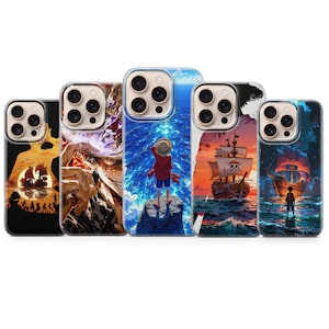 Op de afbeelding: Een verzameling van vijf telefoonhoesjes met levendige illustraties. De ontwerpen omvatten een persoon die op een rots staat, een piratenschip dat op de oceaan vaart en andere kleurrijke kunstwerken in anime-stijl. De hoesjes zijn ontworpen voor een telefoon.