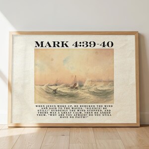 Pode incluir: Obra de arte emoldurada em madeira, com uma ilustração vintage de veleiros num mar tempestuoso. O texto "MARK 4:39-40" está no topo, com um versículo bíblico abaixo. Ideal para decoração de interiores.