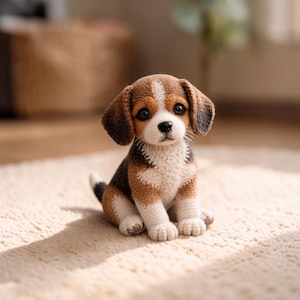 Könnte beinhalten: Eine handgefertigte Beagle-Welpen-Figur mit braunen, weißen und schwarzen Farben. Das Plüschtier hat große, ausdrucksstarke Augen und sitzt auf einem cremefarbenen Teppich. Die Ohren des Welpen sind braun, und sein Körper hat eine Mischung aus Braun, Weiß und Schwarz.