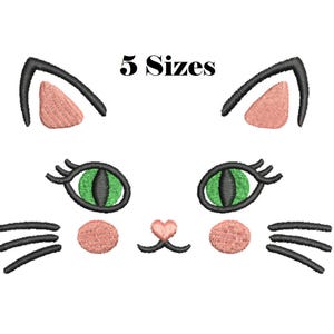 Può includere: Un disegno da ricamo di un muso di gatto con contorni neri, occhi verdi con lunghe ciglia, interno delle orecchie rosa, guance rosa e un piccolo naso rosa a forma di cuore. Il testo 5 Sizes è centrato sopra in un carattere serif nero.