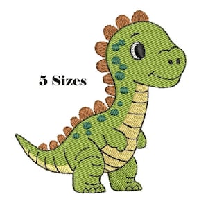 Op de afbeelding: Een borduurontwerp van een groene dinosaurus met een beige buik en bruine rugplaten. De dinosaurus heeft donkergroene vlekken op de rug en een groot oog. De tekst 5 Sizes staat in het zwart gedrukt aan de linkerkant van de dinosaurusfiguur.