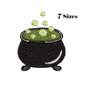 Puede incluir: Un caldero negro bordado con tres patas, lleno de un líquido verde oscuro burbujeante. Varias burbujas circulares de color verde claro flotan sobre el borde. El texto 7 Sizes está impreso en negro a la derecha del diseño del caldero.