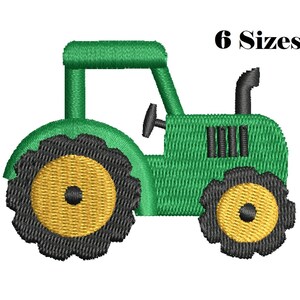 Puede incluir: Tractor verde bordado con ruedas negras y amarillas, una chimenea negra y un volante. El texto "6 Tamaños" está encima del tractor. Este diseño es adecuado para varios proyectos de manualidades.